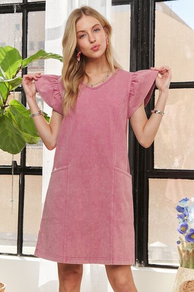 ADORA Mineral Washed V-Ausschnitt Rüschenkleid mit Flügelärmeln
