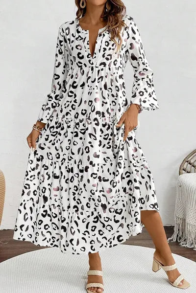 Robe étagée léopard à manches trois-quarts et encolure tunisienne