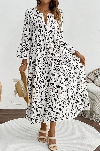 Robe étagée léopard à manches trois-quarts et encolure tunisienne
