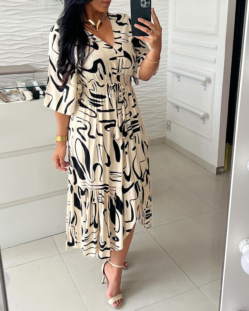 Robe imprimée à encolure en V avec taille ceinturée