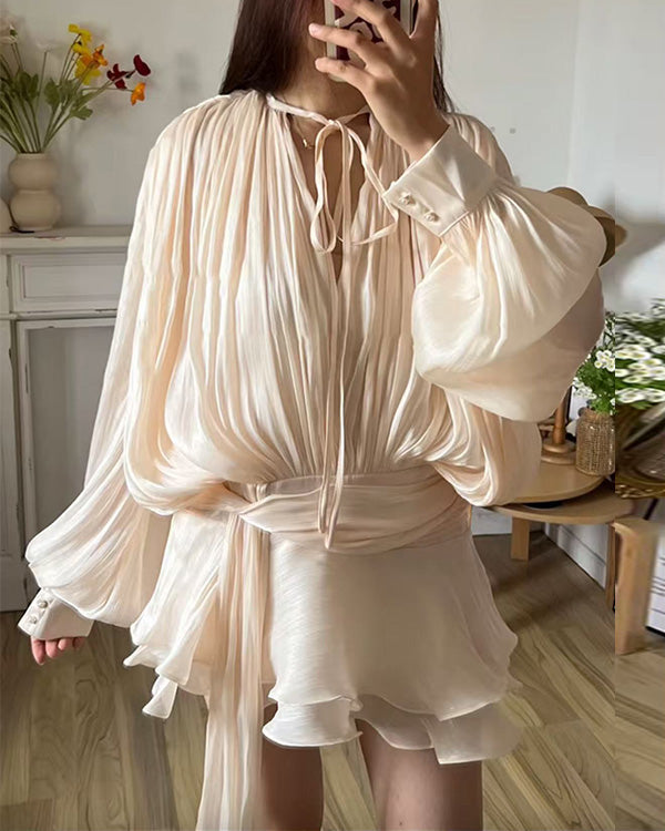 Mini-robe en satin à volants asymétriques