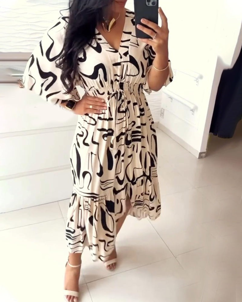 Robe imprimée à encolure en V avec taille ceinturée