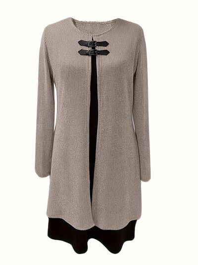 Geripptes Langarmkleid mit Kontrastkragen und Rundhalsausschnitt