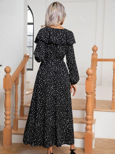 Robe longue fendue à manches longues boutonnée sur le devant et à pois