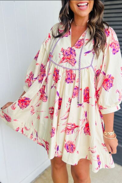 Robe à fleurs imprimée à manches trois-quarts et lien de serrage