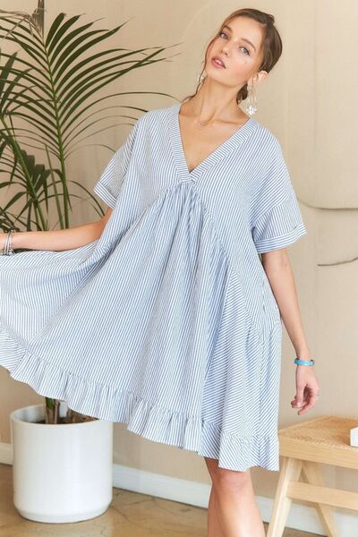 ADORA Gestreiftes Babydoll-Kleid mit V-Ausschnitt und Rüschensaum