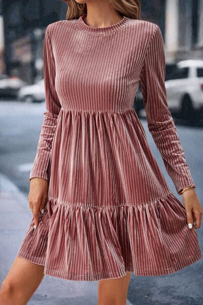 Geripptes Rundhals-Minikleid mit Rüschensaum