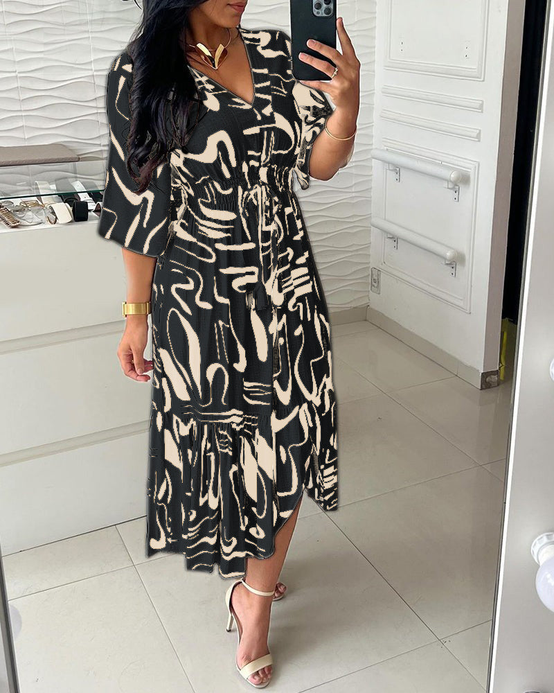 Robe imprimée à encolure en V avec taille ceinturée