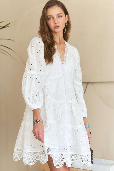 Robe babydoll en dentelle à œillets étagée et col en V ADORA