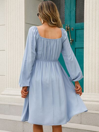 Robe smockée à manches ballon et épaules dénudées