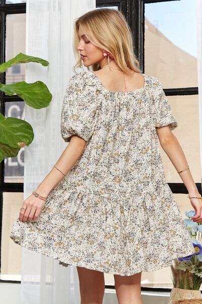 ADORA geblümtes Kleid mit eckigem Ausschnitt und Puffärmeln