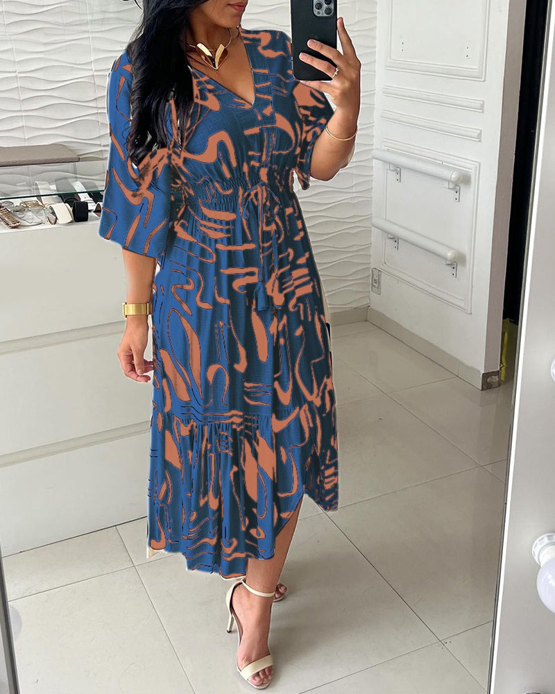 Robe imprimée à encolure en V avec taille ceinturée