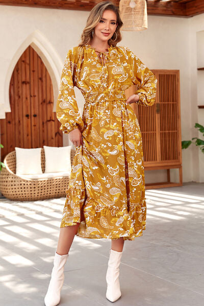 Bedrucktes Kleid mit Bindekragen, Rüschensaum und Schlitz