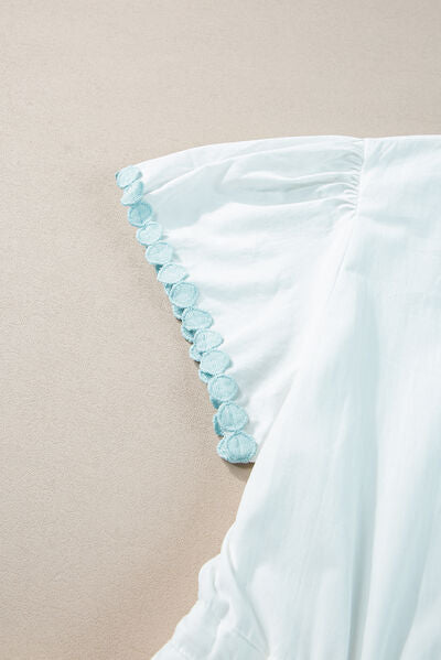 Robe à manches courtes boutonnée avec bordure contrastante