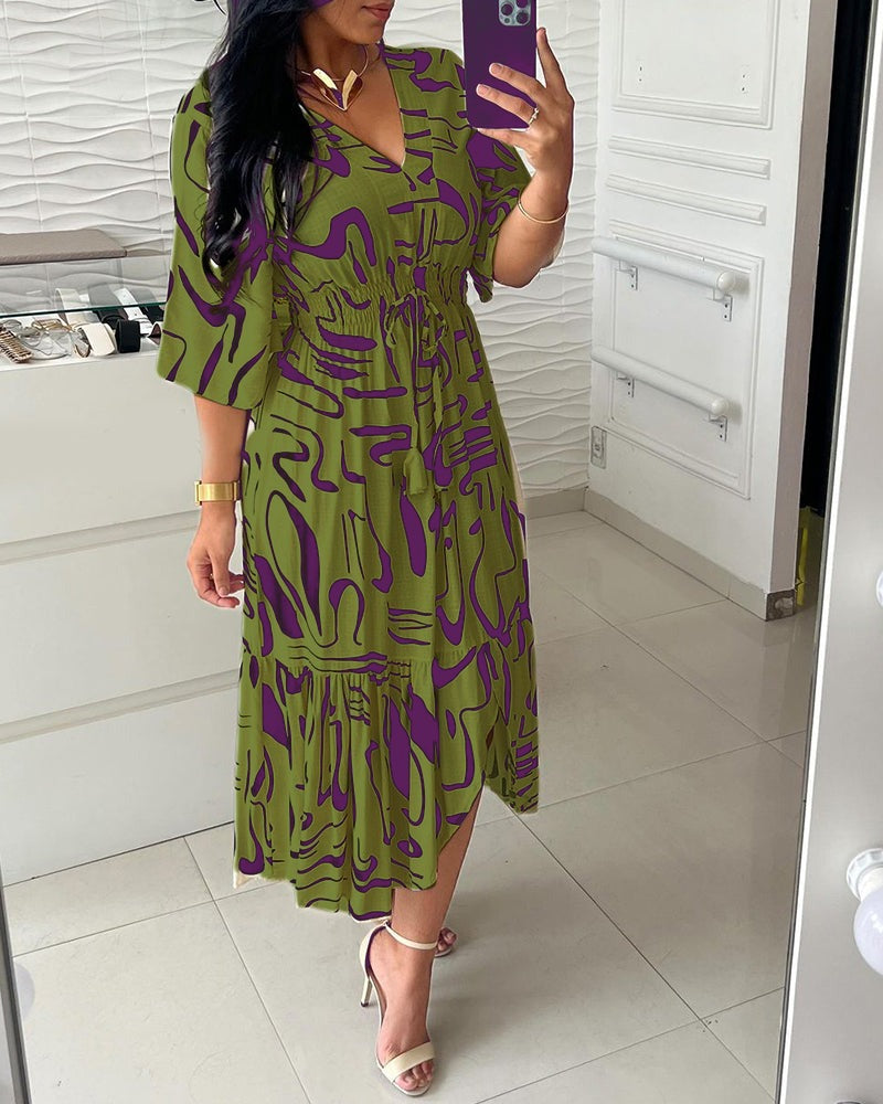 Robe imprimée à encolure en V avec taille ceinturée