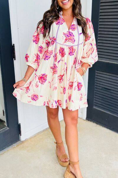 Robe à fleurs imprimée à manches trois-quarts et lien de serrage