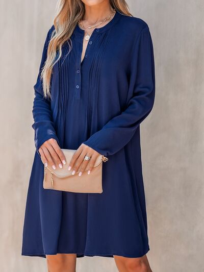 Große Größen Plissiertes Kleid mit halber Knopfleiste und Rundhalsausschnitt