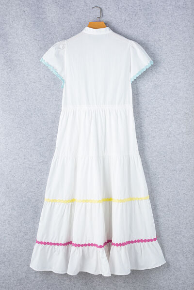 Robe à manches courtes boutonnée avec bordure contrastante