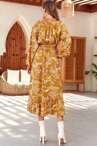 Bedrucktes Kleid mit Bindekragen, Rüschensaum und Schlitz