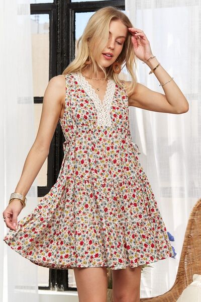 ADORA Ärmelloses Mini-Kleid mit V-Ausschnitt und Spitze