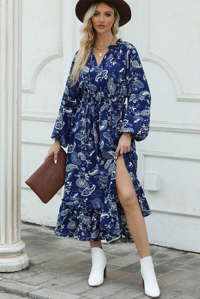 Bedrucktes Kleid mit Bindekragen, Rüschensaum und Schlitz