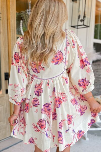 Robe à fleurs imprimée à manches trois-quarts et lien de serrage