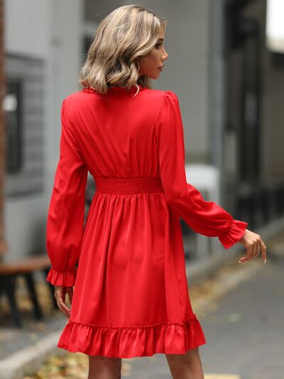 Kleid mit Rüschensaum, V-Ausschnitt und Volantärmeln