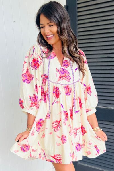 Robe à fleurs imprimée à manches trois-quarts et lien de serrage