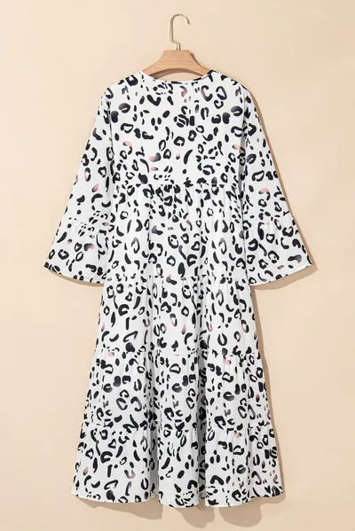 Robe étagée léopard à manches trois-quarts et encolure tunisienne
