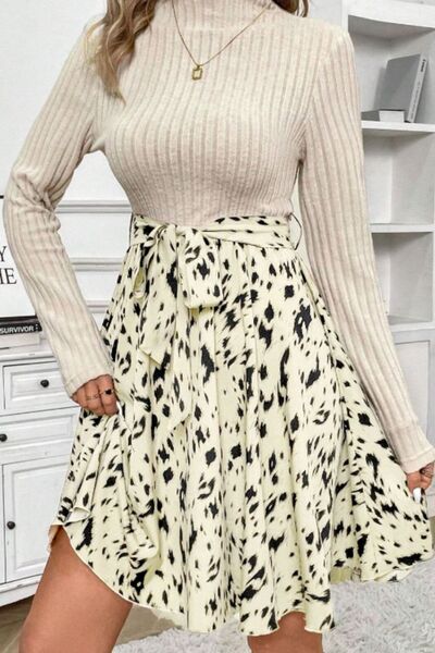 Bedrucktes Kleid mit Stehkragen, langen Ärmeln und Bindegürtel