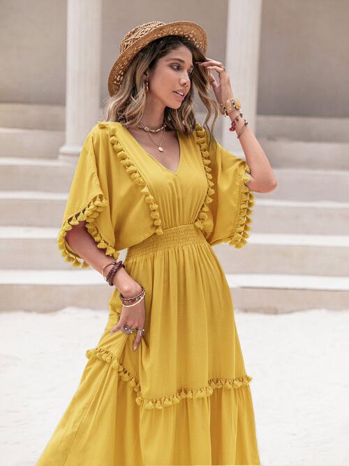 Kleid mit gerafftem V-Ausschnitt, kurzen Ärmeln und Quastenborte