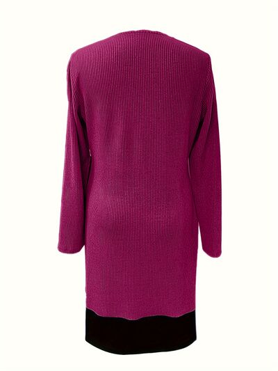 Geripptes Langarmkleid mit Kontrastkragen und Rundhalsausschnitt
