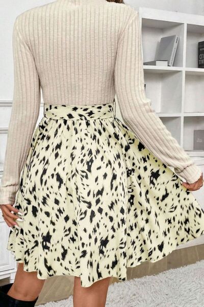 Bedrucktes Kleid mit Stehkragen, langen Ärmeln und Bindegürtel
