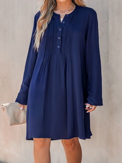Große Größen Plissiertes Kleid mit halber Knopfleiste und Rundhalsausschnitt