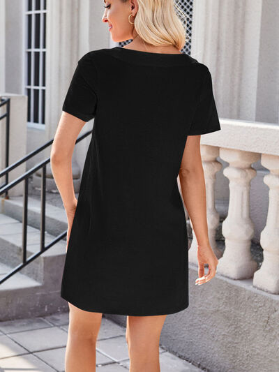 Lovelet Mini-T-Shirtkleid mit eckigem Ausschnitt und kurzen Ärmeln