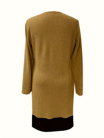 Geripptes Langarmkleid mit Kontrastkragen und Rundhalsausschnitt