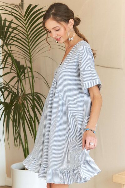ADORA Gestreiftes Babydoll-Kleid mit V-Ausschnitt und Rüschensaum