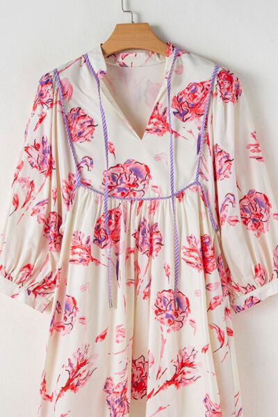 Robe à fleurs imprimée à manches trois-quarts et lien de serrage