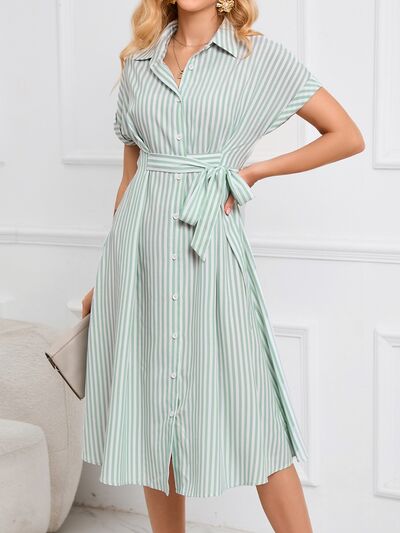Gestreiftes Midi-Kleid mit kurzen Ärmeln und Bindegürtel