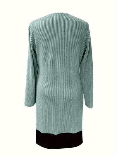 Geripptes Langarmkleid mit Kontrastkragen und Rundhalsausschnitt