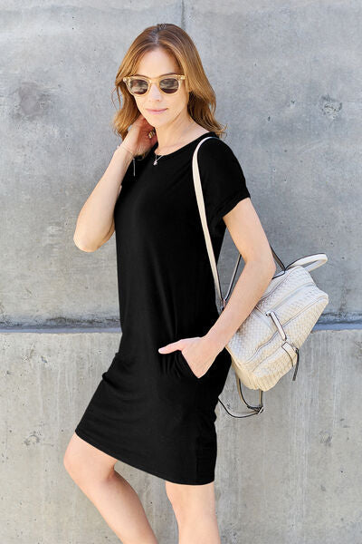 Robe Basic Bae en bambou avec poches, col rond et manches courtes