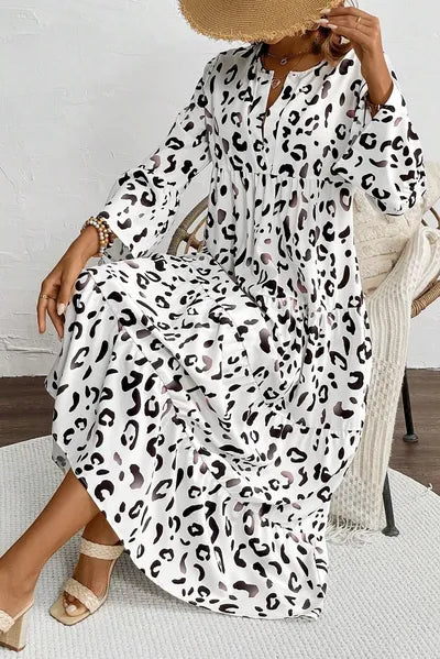 Robe étagée léopard à manches trois-quarts et encolure tunisienne