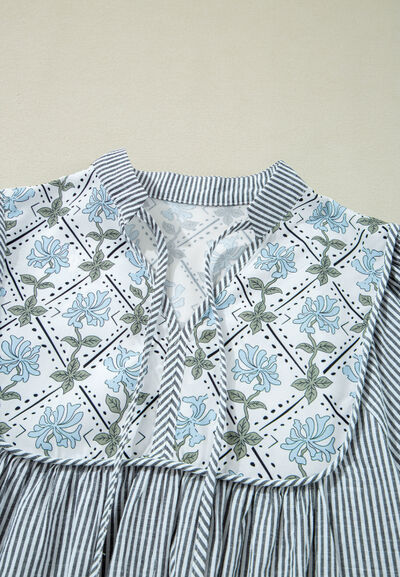 Gebundenes geblümtes gestreiftes Langarmkleid